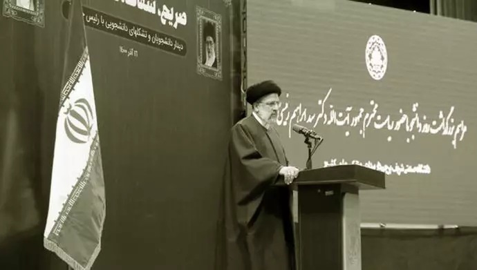 أحد الطلاب يضع رئيسي في موقف حرج مما يعكس الحالة المتفجرة للمجتمع الإيراني