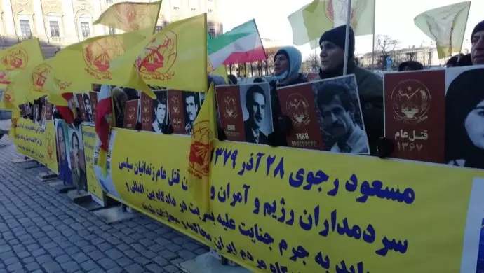 إيرانيون يتظاهرون أمام البرلمان السويدي ويطالبون بمحاكمة خامنئي ورئيسي