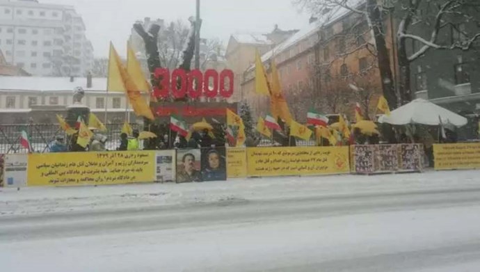 إيرانيون يتظاهرون في ستوكهولم ضد نظام الملالي - الخميس 2 ديسمبر