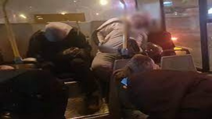 بالإضافة إلى النوم في القبور والكراتين، أصبح النوم في الحافلات ملاذاً لذوي الدخل المنخفض في طهران