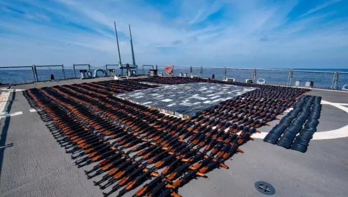 قوات البحرية الأمريكية توقف حمولة أسلحة مهربة في طريقها من إيران إلى اليمن