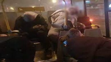 بالإضافة إلى النوم في القبور والكراتين، أصبح النوم في الحافلات ملاذاً لذوي الدخل المنخفض في طهران