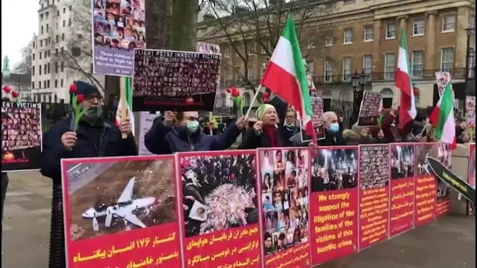 نظم جمع من الإيرانيين المؤيدين لمنظمة مجاهدي خلق الإيرانية تظاهرة في لندن يوم الثلاثاء ١١ يناير ٢٠٢٢ تزامنا مع الذكرى الثانية لإسقاط طائرة ركاب