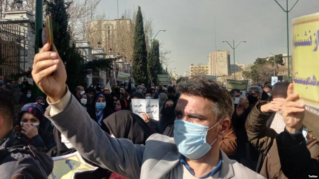 احتجاجات المعلمين في عشرات المدن الإيرانية بشعار ليطق سراح المعلم المسجون