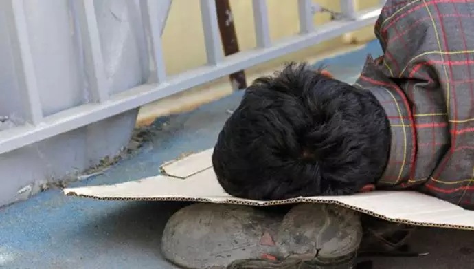 الوجه الثاني من سياسة النظام وعناصره لنهب المليارات من رؤوس أموال هذا البلد في إيران، هو ظواهر مثل النوم في القبور والنوم في الكرتون والنوم في حافلات النقل وما إلى ذلك. لكن في