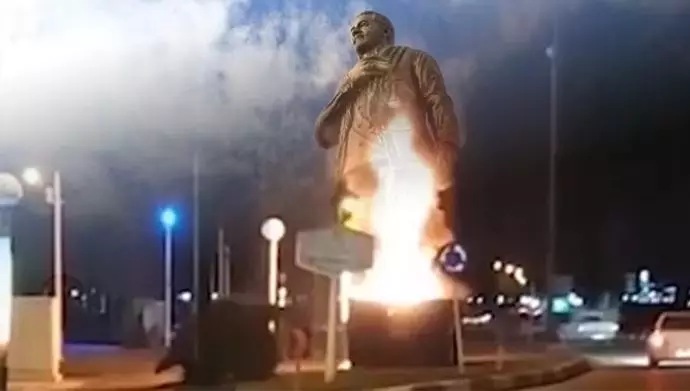 ديلي ميل: تم إحراق تمثال قاسم سليماني بعد ساعات من إزاحة الستار عنه تم إحراق تمثال قاسم سليماني من قبل مجهولين بعد ساعات من إزاحة الستار عنه في مدينة شهر كرد مساء ذلك اليوم.