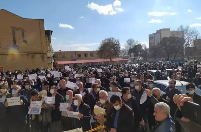 مظاهرات احتجاجية للمعلمین فی 87 مدينة فی إيران بشعار الحكومة تخون، والبرلمان يدعم