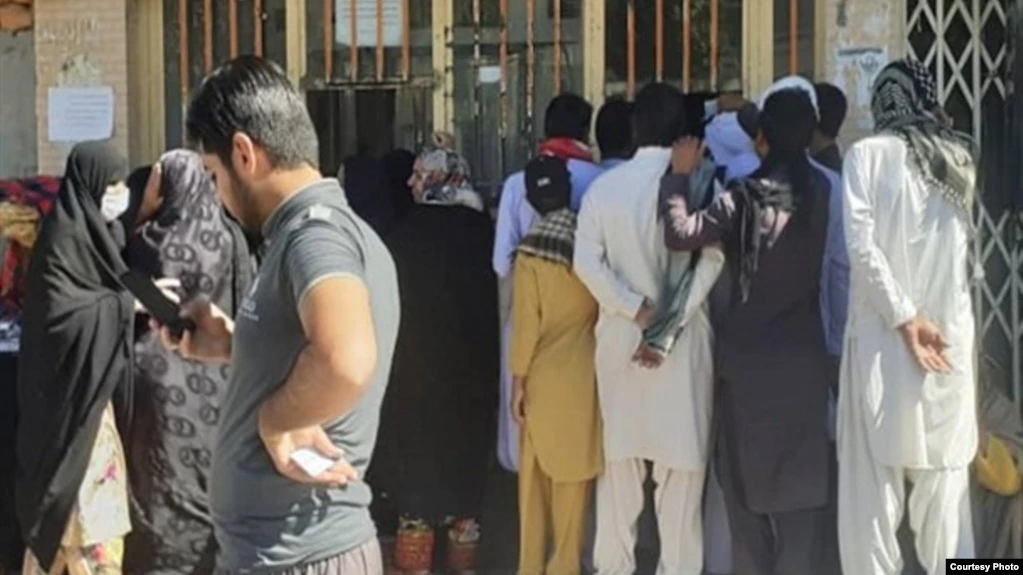 ندرة الخبز في إيرانشهر، ويبيع سعر رغيف الخبز 2.5 دولار