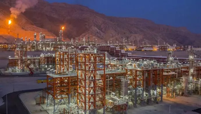 نهب الغاز السائل الإيراني إلى الصين بخصم 100 دولار عن سعر البيع العالمي