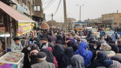الفقر في إيران .. لجوء الناس إلى الجزارين لشراء العظام والأشياء المهملة