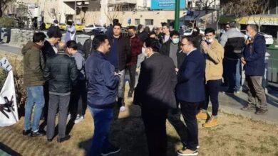 نظمت مجموعة من المساهمين المخدوعين في البورصة وقفة احتجاجية أمام مجلس شورى النظام يوم الخميس 20 يناير.