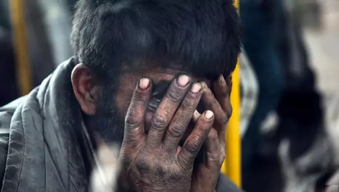 المواطنون الإيرانيون يعيشون في حالة فقر وبؤس شديدين، بسبب سياسات النظام اللاإنسانية