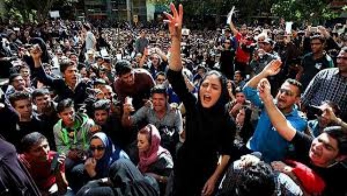 تتسارع جميع قضايا نظام الملالي، في هذه الأيام، بدءًا من التضخم والركود والبطالة وصولًا إلى انتشار الاحتجاجات الاجتماعية وتصاعدها، ومن ظهور الأزمة في المفاوضات وعواقب تجرع سم الاتفاق النووي وصولًا إلى الأزمات الإقليمية التي حلَّت بنظام الملالي. ومن الطبيعي أن يكون دوي كل من هذه الأزمات داخل نظام الملالي هو الاهتزاز والانهيار وتعميق الفجوة واشتداد حدة الصراع. بيد أن السؤال الذي يطرح نفسه هو: إلام ينتهى هذا المسار؟ وهذه هي القضية التي يثيرها أزلام نظام الملالي في كل مجال ويحذرون هذا النظام الفاشي منها، ويعربون عن مخاوفهم من الأفق المظلم الغامض الذي ينتظرهم. فماذا يُخفى حقًا وراء التعبير عن هذه المخاوف؟ والحقيقة هي أنه عندما يتحدث كل فرد من المسؤولين في الحكومة هذه الأيام يضطر إلى التعبير بطريقة ما عمَّا يَخفى من قلق ورعب وراء تصريحاته؛ بسبب الأوضاع الحرجة التي يعاني منها نظام الملالي في كافة المجالات. لكن الأهم من ذلك هو أنهم جميعًا يُركزون بتعبير ما على خوف مشترك يواجهه نظام الملالي بأكمله. خوفٌ له جذور في السياسات الفاشلة لنظام ولاية الفقيه المناهض للإنسانية من جهة، ونظام الملالي المستعصي الإصلاح من جهة أخرى. ويُعد المجال الاقتصادي وما يشهده من انهيار إلى حد بعيد هو المجال الأكثر نجاعة لتوجية التحذيرات المشتركة من قبل قادة نظام الملالي وأزلامه. كتب خبير حكومي، في 20 فبراير 2022، في مقال في صحيفة "دنياي اقتصاد" الحكومية بعنوان "الجراح القديمة في الاقتصاد الإيراني" مشيرًا إلى العواقب المباشرة لسياسات نظام الملالي الاقتصادية الفاشلة: "إن الأزمة الاقتصادية الحالية ناجمة في المقام الأول عن نوع من الركود المؤسسي الناتج عن هيمنة الشؤون السياسية على الشؤون الاقتصادية. فعلى سبيل المثال، نجد أن أحداث عام 1988 أدت إلى حدوث فجوة بين الحكومة والشعب، مما أسفر عن تعزيز الركيزة الأساسية للركود". هذا وحذرت العناصر الأخرى في نظام الملالي من هذا الأمر، في وقت سابق، في إشارة إلى الأزمات الاقتصادية، أثناء انتفاضة يناير 2018، التي رُفع فيها شعار "الموت لخامنئي". وتنتهي التحذيرات المشتركة في مجال المفاوضات والاتفاق النووي بالتأكيد على فشل استراتيجيات نظام الملالي والتهديد باندلاع الانتفاضة. فعلى سبيل المثال، كتب الخبير الحكومي، على بيكدلي، في 19 فبراير 2022، متسائلًا: لماذا يجب أن نورط أنفسنا اليوم هباءً في العقوبات والوضع البائس؟". وألقى باللوم في الختام على قادة نظام الملالي؛ بسبب تداعيات هذه السياسة، وأكد على ضرورة تجرع سم المفاوضات، مشيرًا إلى اتساع الفجوة الطبقية وتفشي حالات الفساد بشكل غير مسبوق. وحذر من الأجواء المتفجرة في المجتمع، مشيرًا إلى أن الفجوة بين الشعب والسلطة وصلت في الواقع إلى ذروتها خلال الـ 43 عامًا الأخيرة. وكتبت صحيفة "همدلي" الحكومية التي غطت تصريحات بيكدلي، في نفس المقال: "الكثيرون يحذرون من أن ينفذ صبر المواطنين ويفيض بهم الكيل"، وفي الختام نشرت تحذير المستشار السياسي لرفسنجاني، غلامعلي رجائي الذي وجه كلمة لنظام الملالي، وقال في إشارته إلى الأزمة المعيشية للمواطنين: "لقد ارتكبت الحكومة عيوبًا خطيرة في هذا الصدد، ستكون عواقبها كارثية على المجتمع في حالة ظهور الغضب الموضوعي بين المستضعفين". وذكَّرت صحيفة "مستقل"، وهي صحيفة أخرى منتمية إلى الزمرة المغلوبة على أمرها نظام الملالي، في 19 فبراير 2022، بنوع آخر من هذا الغضب الموضوعى الكارثي الذي يغلى في المجتمع، في مقال بعنوان "خطر التطرف يلوح لنا في الأفق"، وكتبت: "إن هذا الغضب يتغلغل اليوم من مضجع المجتمع الإيراني إلى داخل طبقات النخب الفكرية والعلمية أيضًا لدرجة أنه من الممكن أن يكون ناقوس الخطر لكل من المجتمع ومؤسسة السلطة". وترى هذه الصحيفة الحكومية أن تلبية نظام الملالي لمطالب المواطنين أمرًا ملحًا لبقاء النظام، وحذرت من أنه: "إذا لم ننجح في توسيع مساحة الحوار، فسوف تتحمل مؤسسة السلطة تكاليف باهظة". وأعربت أيضًا في الختام عن مخاوفها، قائلةً: "من المؤكد أن المستقبل من شأنه أن يكون ساحة لصراع القوى المتحررة من أي نوع من التسامح، وسوف تتجه بجنون نحو الدمار". والنقطة الجديرة بالملاحظة في هذا التعبير عن الرعب المشترك هي الاعترافات الضمنية لأزلام نظام الملالي بتغيير ميزان القوى بين الشعب والنظام الفاشي، لدرجة أن أحمد شيرزاد، العضو السابق في مجلس شورى الملالي حذر نظام الملالي في صحيفة "آرمان" الحكومية في عددها الصادر في 19 فبراير 2022، من تقييد الإنترنت واللعب بالنار. نعم، إن القاسم المشترك بين معظم هذه التحذيرات هو الاعتراف بالغضب المتراكم للشعب، وهو اعتراف غير مباشر بإتاحة الظروف الموضوعية للثورة. وأعربت صحيفة "ابتكار" المنتمية للزمرة المغلوبة على أمرها، في 20 فبراير 2022، عن قلقها من رد فعل المنتمین لنظام الملالي، مشيرةً إلى "حجم الاستياء والغضب والعصبية الكبير" و"القضية الرئيسية للقاسم المشترك لردود الفعل"، وحذرت قائلةً: "الحقيقة هي أن نتيجة ردود الفعل المستمرة لذلك لن تكون سوى إعادة إنتاج المزيد من العنف والغضب بشكل غير مسبوق لدى الآخرين".