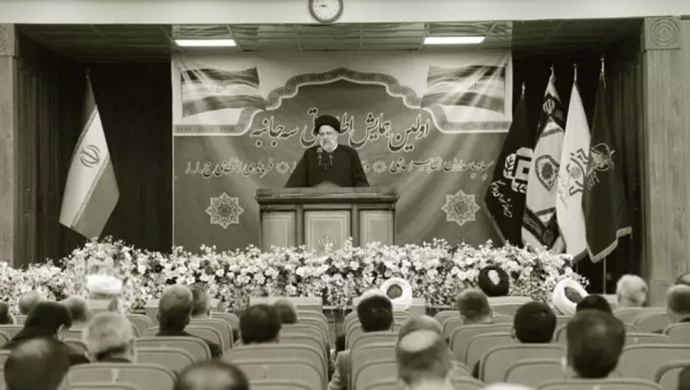 لقاء إبراهيم رئيسي بقادة النظام عقب توقف شبكات الإذاعة والتلفزيون الحکومیة