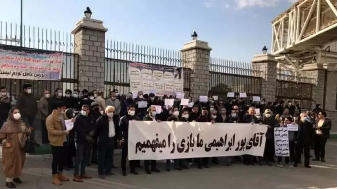 وقفة احتجاجية للمشاركين في البورصة أمام منظمة البرنامج والميزانية في طهران