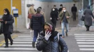 احتمال إصابة 100 ألف شخص بمتحور أوميكرون يوميًا في إيران