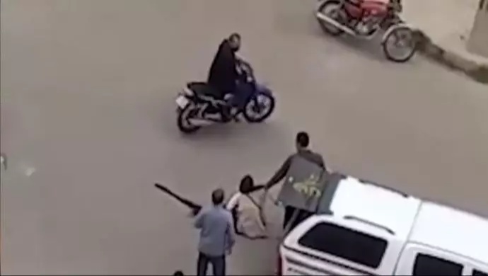 إعتداء وحشي لقوات الأمن على إمرأة في دزفول