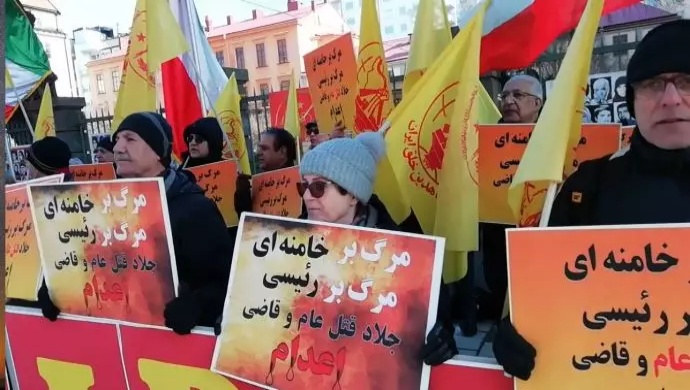 إيرانيون يتظاهرون امام محكمة ستوكهولم ويطالبون بمحاكمة رئيسي وخامنئي