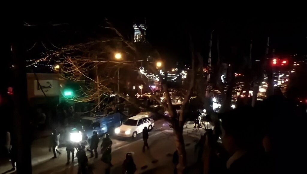 اشتباكات بين الشباب وعناصر قمع النظام الإيراني في مدينة أشنويه