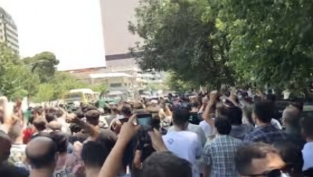 تجمع احتجاجي لعمال القطاع الحكومي في طهران