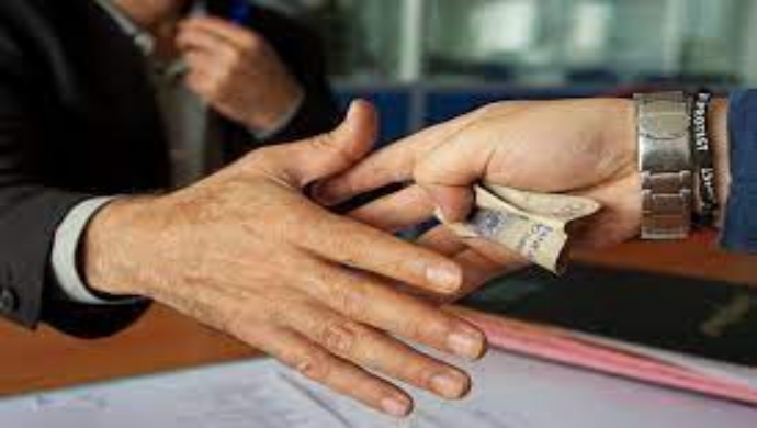 إيران تعيش في ظل سيطرة المتربحين ريعيًا في الحكومة!