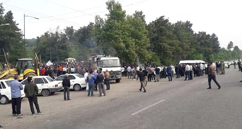 استخدام الغاز المسيل للدموع وإطلاق النار في الهواء على المواطنين المحتجين في سراوان بمحافظة كيلان