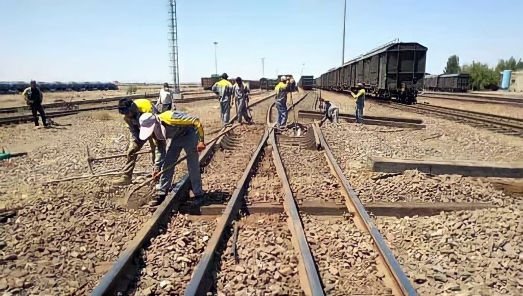 احتجاج عمال الإنشاءات للسكك الحديدية على عدم دفع الأجور في الوقت المحدد