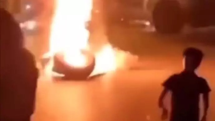 إغلاق طرق في الأهواز ودزفول من قبل الشباب الغاضب احتجاجا على ارتفاع الأسعار