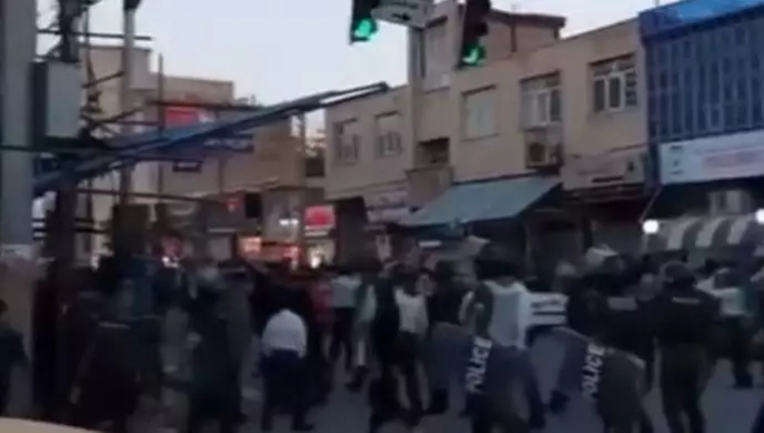 احتجاجات في شهركرد بشعار الموت لخامنئي واطلاق النار على  المتظاهرين- الأحد 15 مايو