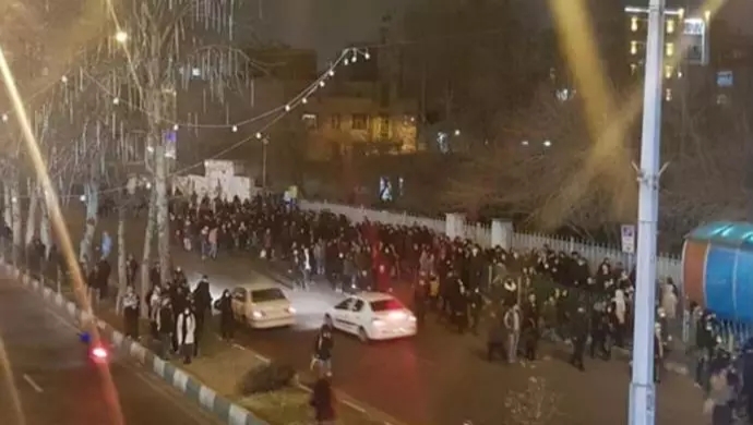الاحتجاجات في إیران لليلة الرابعة على التوالي بشعارات الموت لخامنئي ورئيسي