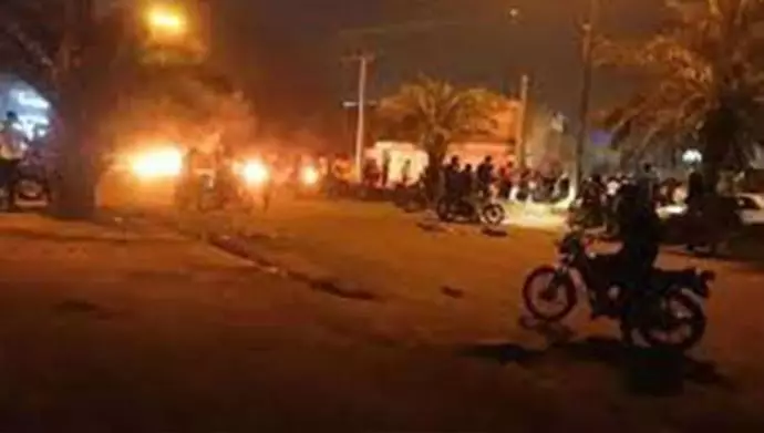 الاستيلاء على قاعدة للباسيج من قبل الشباب وإضرام النار فيها في مدينة جونقان