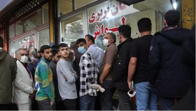 المواطنون يصارعون للحصول على الاحتياجات الأساسية، من قبيل "الخبز" و "الماء" و "الهواء" و "المسكن" وما إلى ذلك