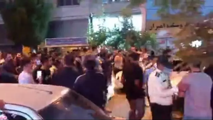 رويترز اشتباكات بين قوات الأمن الإيرانية ومحتجين مناهضين للحكومة في عدة محافظات