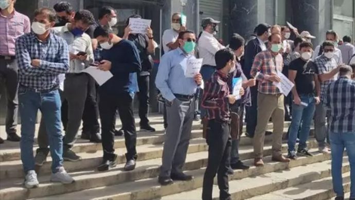 وقفة احتجاجية لعمال النفط أمام وزارة النفط في طهران