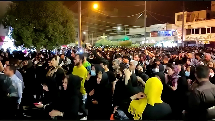 في الليلة السابعة من التظاهرات الحماسية لأهالي آبادان بشعارات أقتل مَن قتل أخي