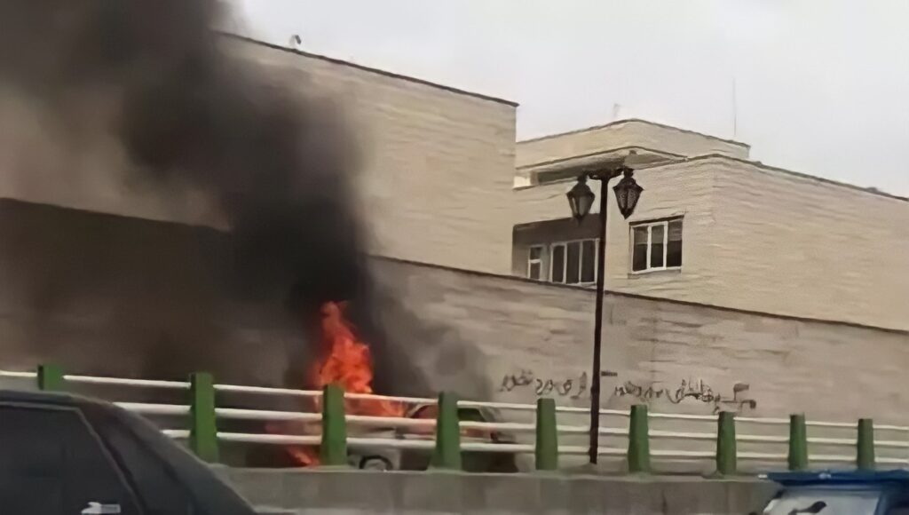 إشعال النار في سيارة مخابرات أورمية وكتابة شعار الموت لخامنئي على جدار مكتب مخابرات المدينة