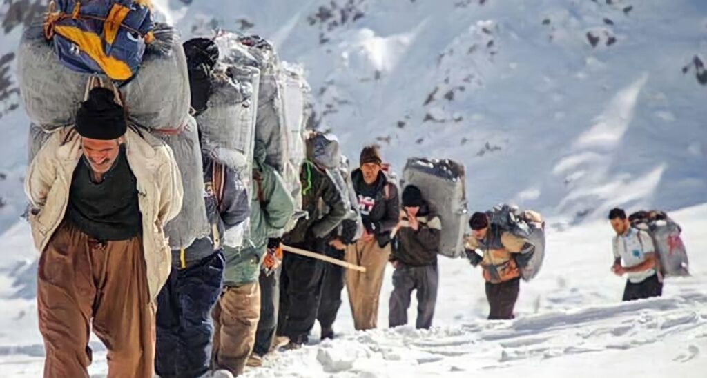 مقتل وجرح 58 عتالا في إيران في شهر واحد