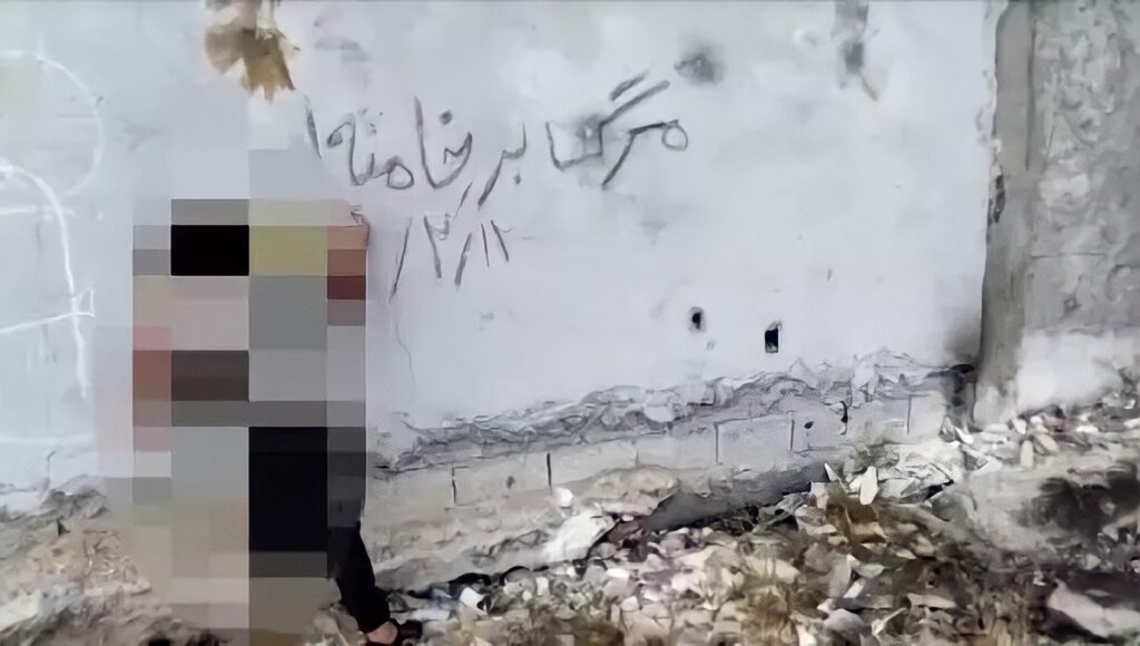 كتابة شعارات ولصق منشورات في المدن الإيرانية - الموت لخامنئي وعاش رجوي