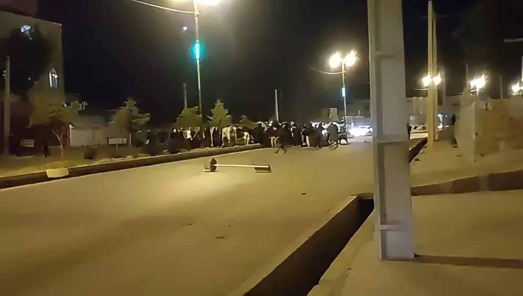 نيويورك تايمز: المتظاهرون في ست محافظات إيرانية يخرجون إلى الشوارع وهم يهتفون "الموت للديكتاتور"