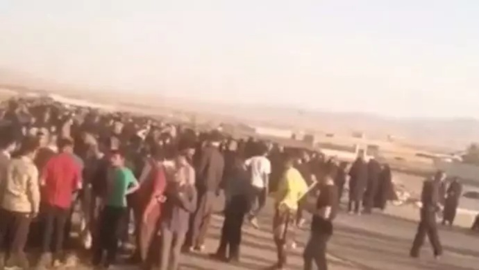 القرويون يقطعون طريق سبزوار- دولت آباد