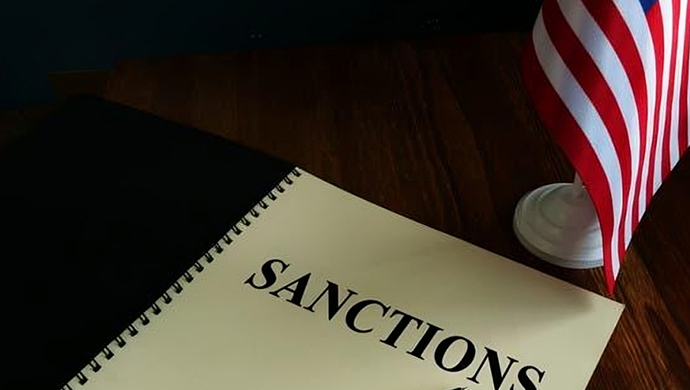 الولايات المتحدة تفرض عقوبات على تجارة البترول الدولية الإيرانية