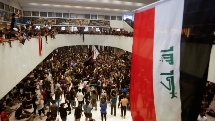 تظاهرات حاشدة في العراق بشعارات مناهضة لنظام الملالي واقتحام مجلس النواب