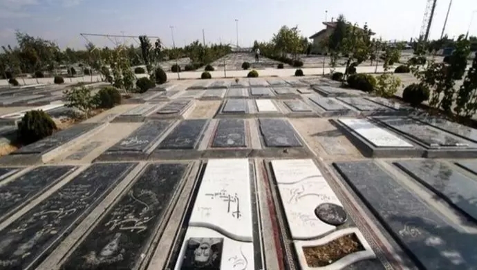 عمل لا إنساني من قبل نظام الملالي جمع شواهد القبور لنساء بلا حجاب