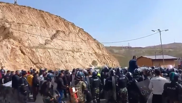 إيران: هجوم القوات الخاصة على المضربين في مجمع ”سونكون وزرقان“ للنحاس