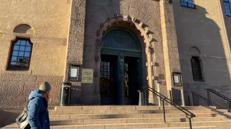 لفتة سخيفة النظام الإيراني يضع 61 شخصية أمريكية على قائمة العقوبات لدعمهم مجاهدي خلق