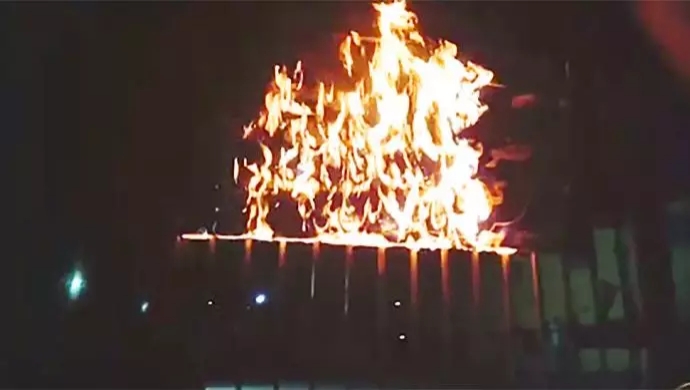 إضرام النار في لافتات خميني وخامنئي وقاسم سليماني في طهران ومدن إيرانية أخرى