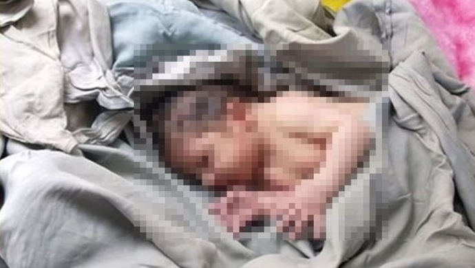 إيران..فيديو مؤلم للعثور على رضيع متروك في حاوية النفايات