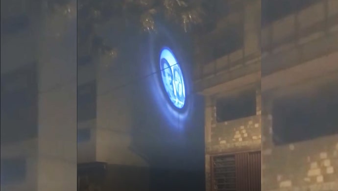 إلقاء صورة ضوئية كبيرة لقيادة المقاومة الإيرانية في اصفهان