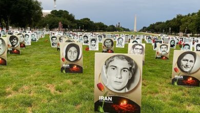 مجموعة من السجناء السياسيين السابقین وشهود مجزرة 1988 وأهالي شهداء مجاهدي خلق في نيويورك يقدمون شکوی ضد إبراهيم رئيسي لمشارکته في إعدام آلاف السجناء السياسيين