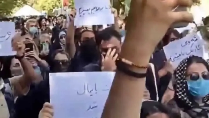 احتجاجات طلابية في جامعة طهران تندّد بمقتل مهسا أميني